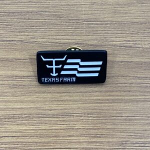 PIN METAL ESMALTADO TEXAS FARM BANDEIRA BRANCO E PRETO