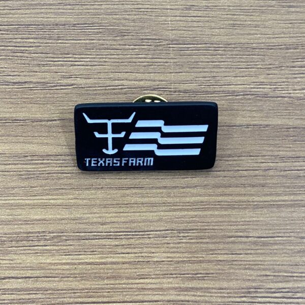 PIN METAL ESMALTADO TEXAS FARM BANDEIRA BRANCO E PRETO